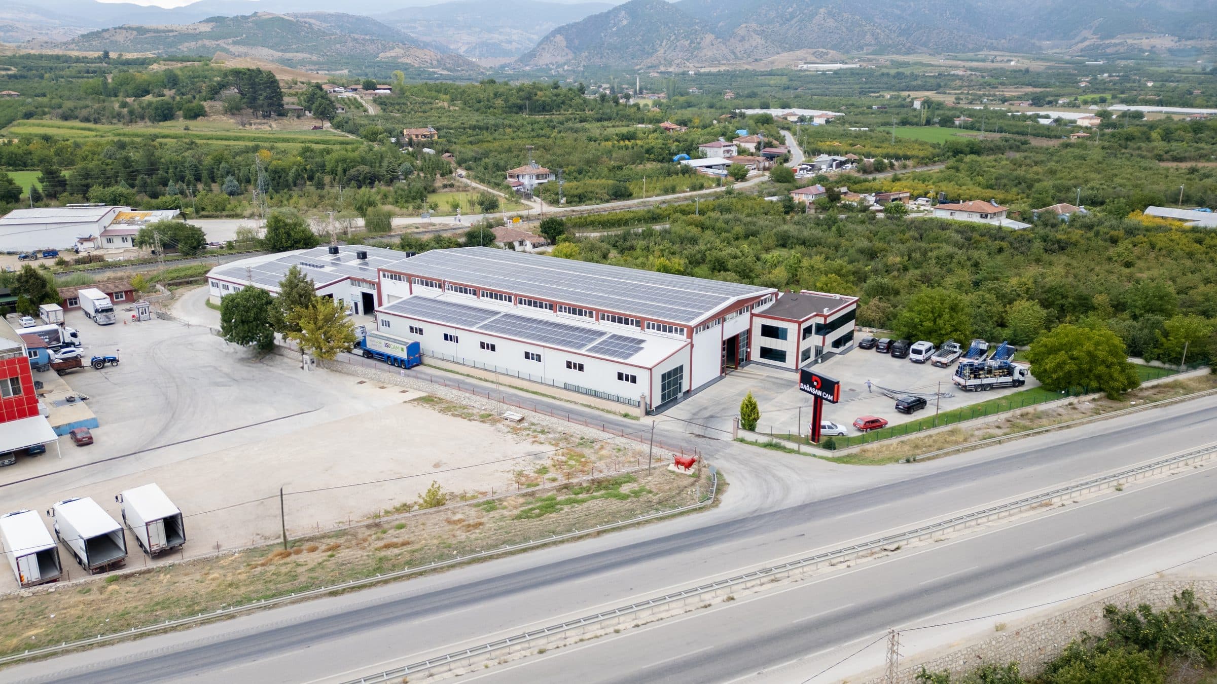 Güneş panelli çatısıyla Dağaşan Cam tesisinin havadan görünümü